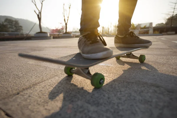 Pernas Skate Skate Cidade Luz Pôr Sol — Fotografia de Stock