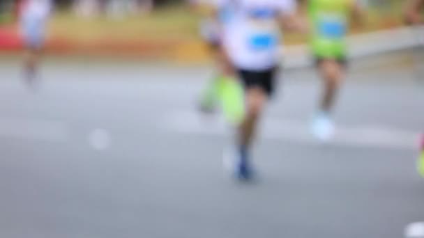 Suddiga Bilder Kvinnliga Och Manliga Maraton Löpare Jogging Ras Stadsväg — Stockvideo