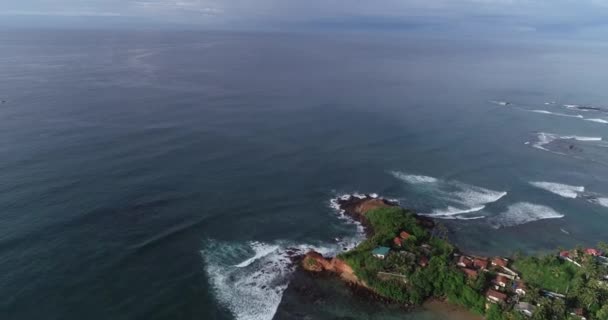 Зображення Хвиль Індійської Океанічної Води Промивають Берег Тропічного Острова — стокове відео