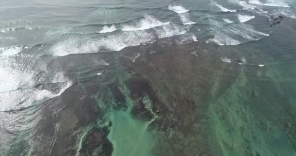 Images aériennes des vagues d'eau dans l'océan Indien  