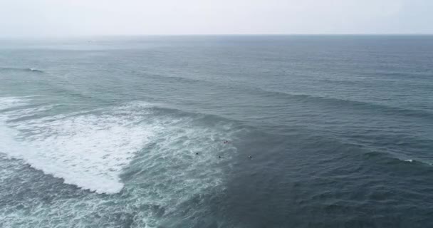 Hint Okyanus Suyunda Sörf Yapan Sörfçülerin Hava Görüntüleri — Stok video