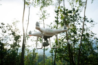 Beyaz dron tropikal ormanda uçan kamera ile 