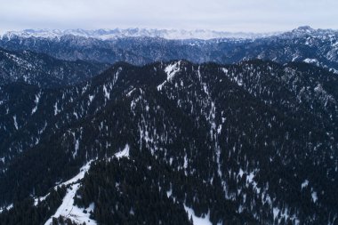 Dağlarda Alp kayağı ve snowboard pistinin havadan görünüşü