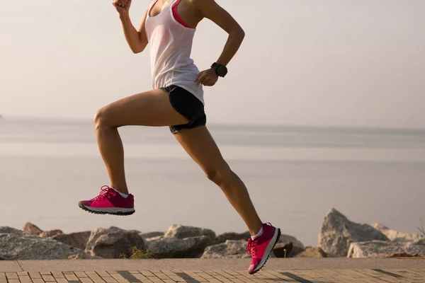 Fitness Vrouwentraining Voor Marathon Zonnig Kustpad — Stockfoto