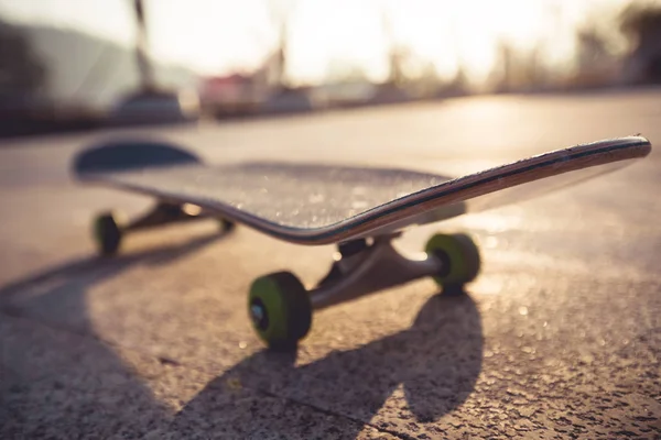 Skateboard Připraven Tréninku Při Východu Slunce Silnici Parku Detailní Záběr — Stock fotografie