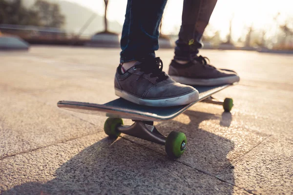 Voeten Van Skateboarder Skateboarden Bij Zonsopgang Park — Stockfoto