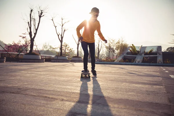 Jonge Aziatische Skater Skateboarden Park Zonlicht — Stockfoto