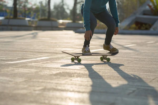 日落时可在城市公园路上跳滑板的女子滑板小段 — 图库照片