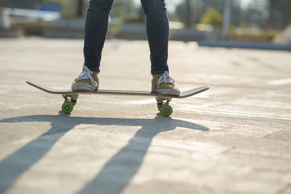 Πόδια Του Γυναικείου Skateboarder Ιππασία Σκάφους Στο Δρόμο Πάρκο Της — Φωτογραφία Αρχείου