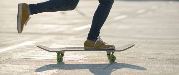 Ноги Жіночої Скейтбордистської Дошки Дорозі Міського Парку Заході Сонця — стокове фото