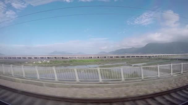 Pociąg Dużych Prędkości Przejeżdżający Przez Tereny Wiejskie Stawami Wodnymi Chinach — Wideo stockowe