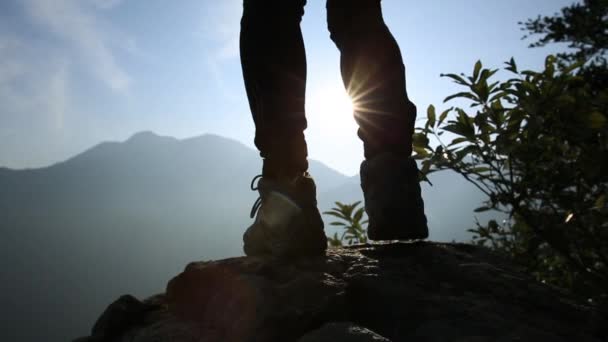 Piernas Excursionista Disfrutando Vista Del Amanecer Pico Montaña — Vídeo de stock