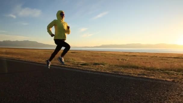 Sportowa Młoda Kobieta Szlaku Odzieży Sportowej Biegnie Rano Wybrzeżu Morza — Wideo stockowe