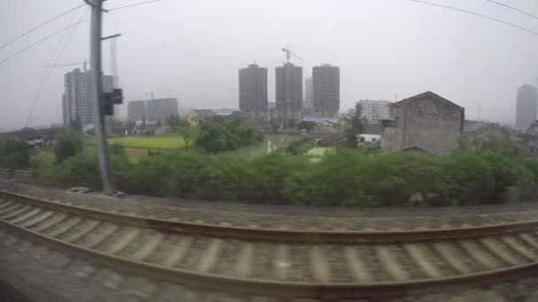 Kína Modern Városán Áthaladó Nagysebességű Vasúti Szerelvény — Stock videók