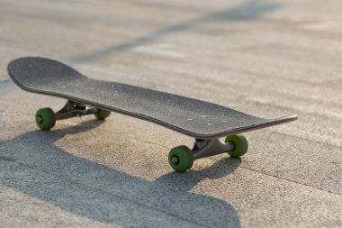 Şehir meydanında yeşil tekerli kaykay