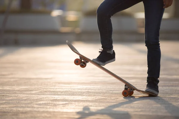 Ноги Скейтбордистки Восходе Солнца Городе — стоковое фото