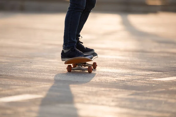 Poten Van Skateboarder Paardrijden Bij Zonsopgang Stadsweg — Stockfoto