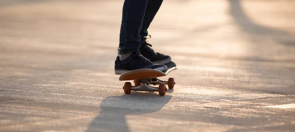 Poten Van Skateboarder Paardrijden Bij Zonsopgang Stadsweg — Stockfoto