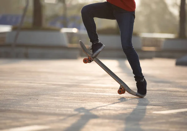 Jambes Skateboarder Féminin Occasionnel Skateboard Lever Soleil Dans Ville Urbaine — Photo