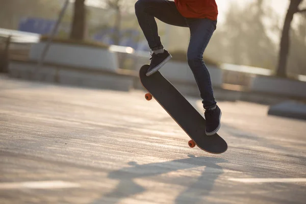 Skateboard Féminin Skateboard Lever Soleil Dans Parc Urbain — Photo