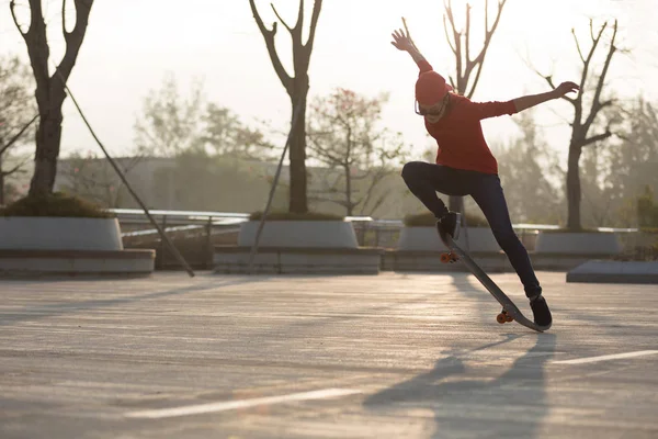 Žena Skateboardista Skateboarding Při Východu Slunce Městském Parku — Stock fotografie