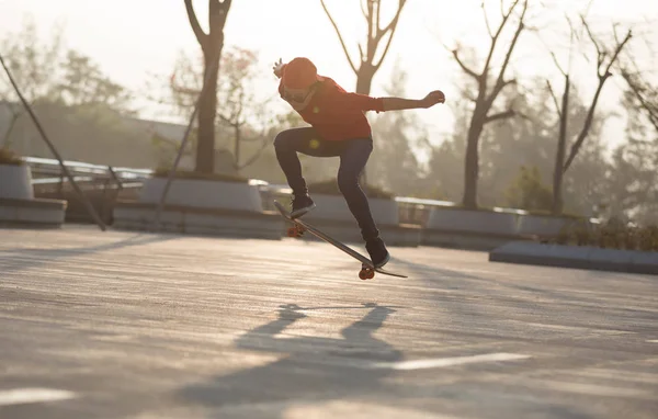 Female Skateboarder Skateboarding Sunrise Urban Park — ストック写真