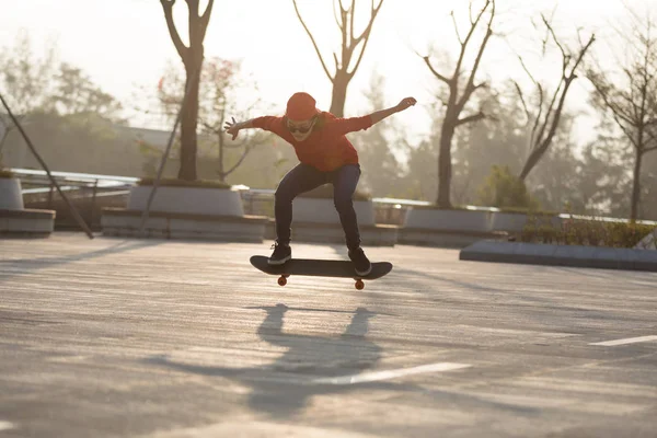 Жіночий Скейтбординг Сході Сонця Міському Парку — стокове фото