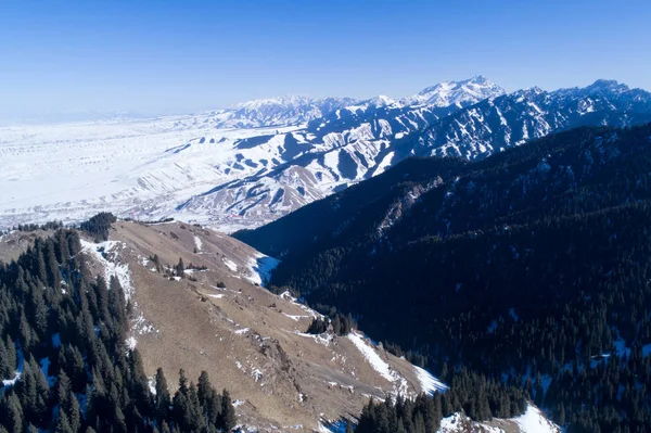 Widok Powietrza Pokrytych Śniegiem Chińskich Gór Zimie — Zdjęcie stockowe
