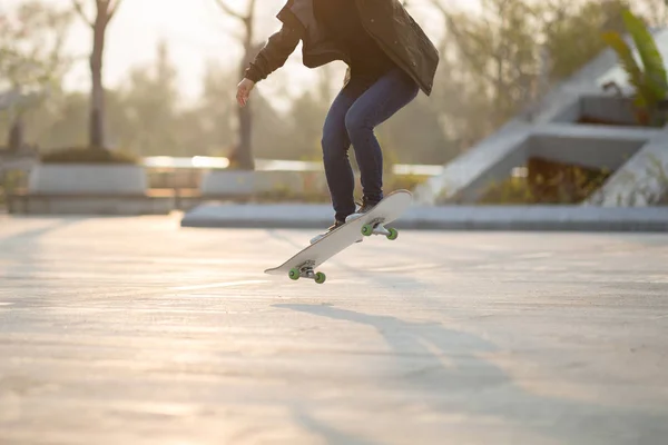Unterteil Der Weiblichen Skateboarderin Springt Mit Brett Skatepark — Stockfoto