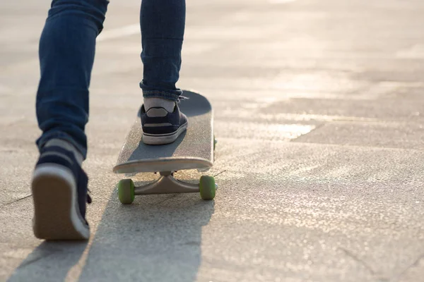 Nohy Ležérní Ženské Skateboardista Skateboarding Při Východu Slunce Městském Městě — Stock fotografie