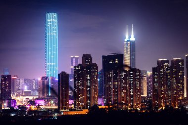 Çin 'deki Shenzhen şehrinin aydınlatıcı şehir gece manzarası