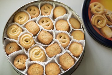 Metal kutuda geleneksel tereyağlı kurabiyeler, yüksek açı.