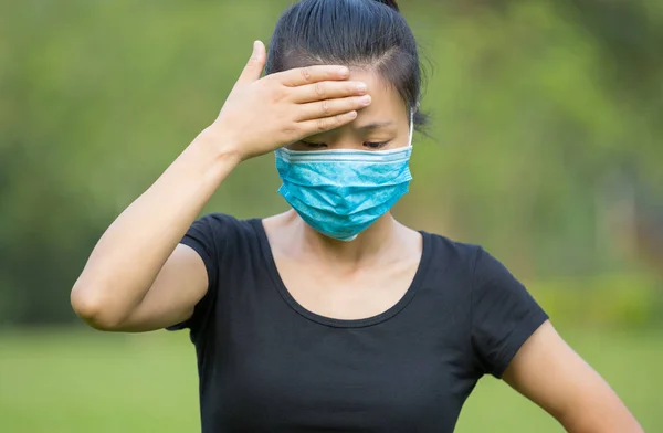 Mulher Asiática Shirt Preta Máscara Facial Tocando Cabeça Livre — Fotografia de Stock