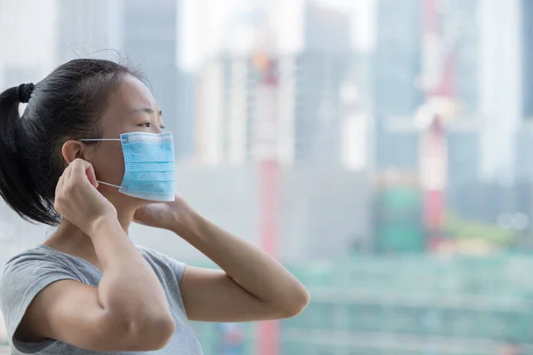 Vista Lateral Mulher Asiática Usando Máscara Facial Cidade Chinesa — Fotografia de Stock