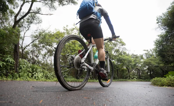 Ciclista Hembra Montando Bicicleta Montaña Sendero Selva Tropical —  Fotos de Stock