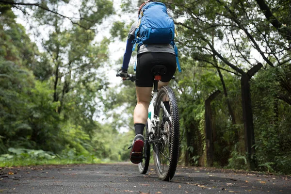 Tropikal Yağmur Ormanları Yolunda Dağ Bisikleti Süren Kadın Bisikletçi — Stok fotoğraf