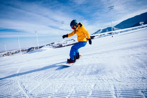 Snowboarder Femenino Ropa Colorida Snowboard Montañas Invierno —  Fotos de Stock