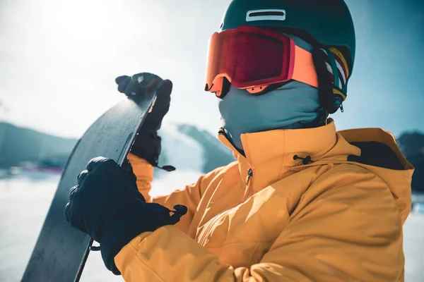 Snowboarder Femenino Con Snowboard Cima Montaña Invierno —  Fotos de Stock