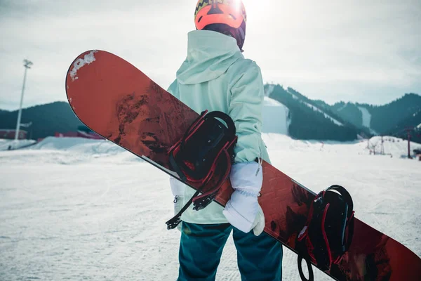 Vista Trasera Mujer Caminando Con Snowboard Las Montañas Invierno —  Fotos de Stock