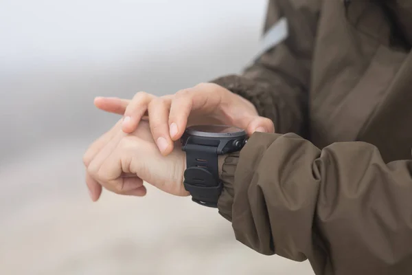 Mulher Caminhante Verificando Altitude Smartwatch Topo Montanha Nebulosa — Fotografia de Stock