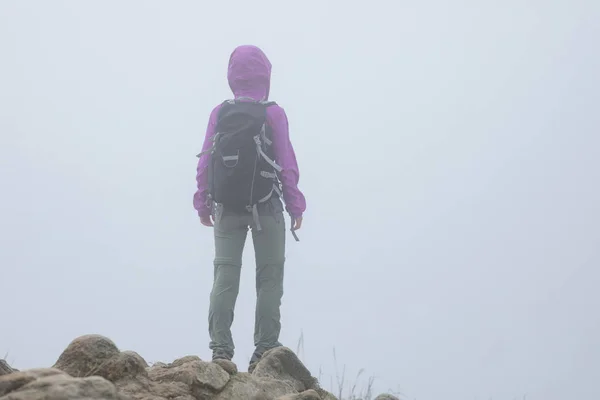 Mujer Senderismo Cima Montaña Brumosa —  Fotos de Stock