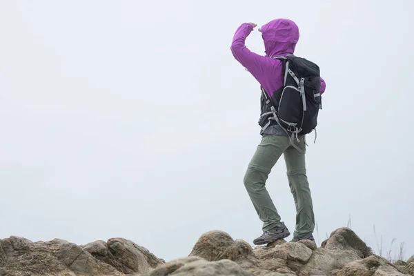 Mujer Senderismo Cima Montaña Brumosa —  Fotos de Stock