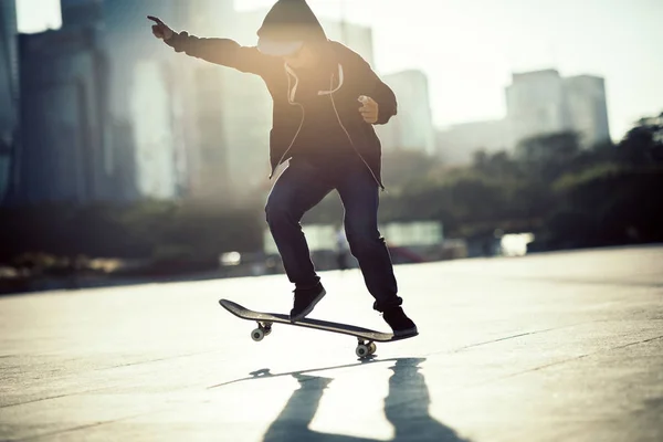 Stijlvolle Vrouw Skateboarden Bij Zonsondergang Stedelijk Centrum Van Chinese Stad — Stockfoto