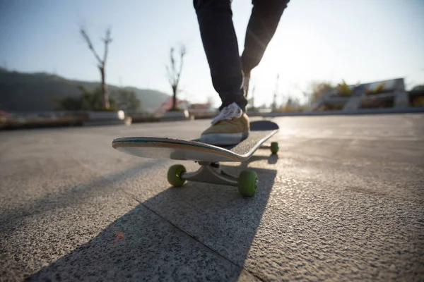 Benen Van Casual Vrouwelijke Skateboarder Skateboarden Bij Zonsopgang Stedelijke Stad — Stockfoto