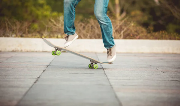 Low Section Female Skateboarder Jumping Board Skate Park — Stock Photo, Image