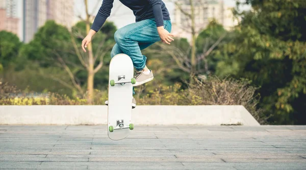 Niski Odcinek Skateboardzistki Skaczącej Deską Skate Parku — Zdjęcie stockowe