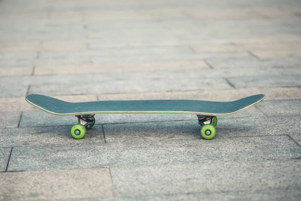 Скейтборд Зелеными Колесами Городской Площади Городе — стоковое фото