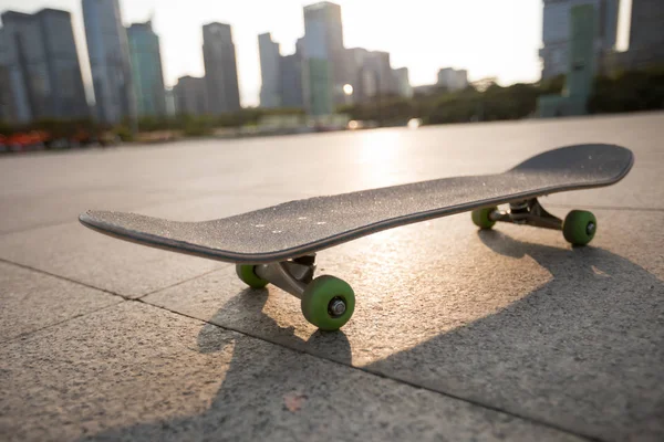 Moderní Skateboard Městském Náměstí Osvětlené Západem Slunce Městském Městě — Stock fotografie