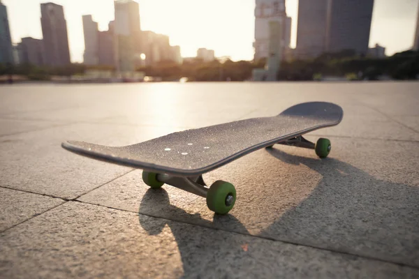 Modern Skateboard Stedelijk Plein Verlicht Door Zonsondergang Zonlicht Stedelijke Stad — Stockfoto
