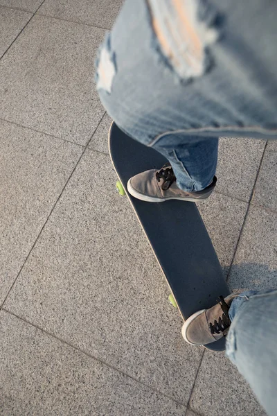 Titta Ner Utsikt Över Benen Skateboardåkare Ridning Skateboard Vid Stadsvägen — Stockfoto